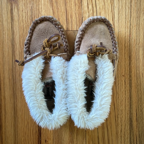 Kids Minnetonkaa Slippers - Picture 2 of 5